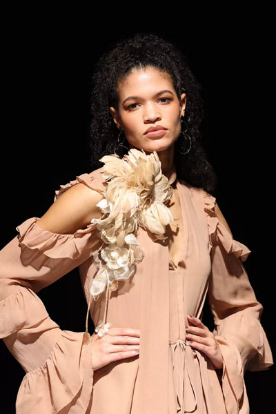 Personne en robe beige