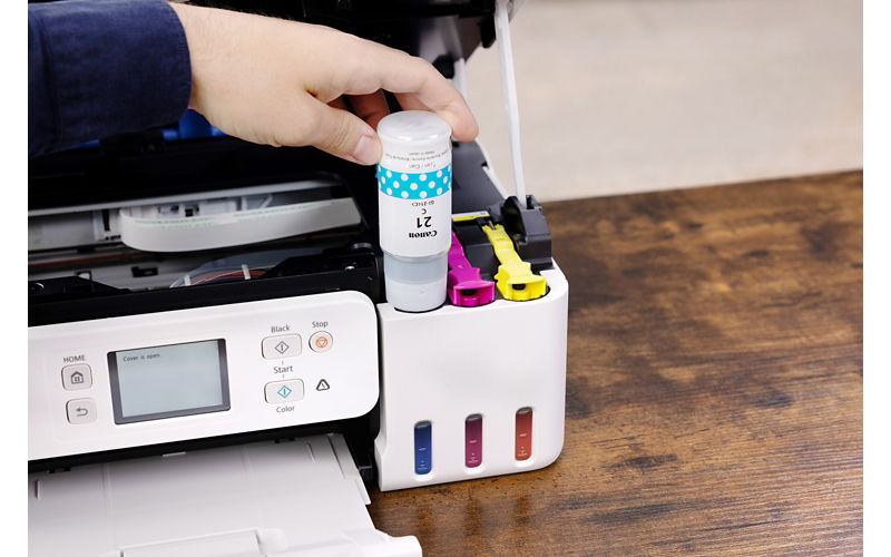 PIXMA G4280 - Personne remplissant l'encre