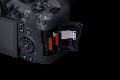 فتحات بطاقة SD في كاميرا EOS R6 Mark II