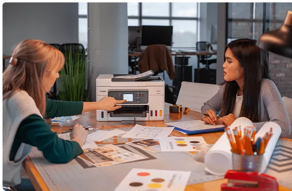 MAXIFY GX4020 - Deux personnes impriment pour l’artisanat