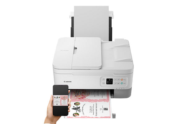 PIXMA TR7020a - Personne utilisant un appareil mobile pour imprimer