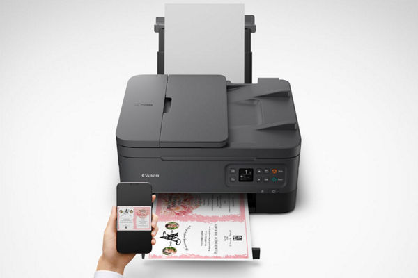 PIXMA TR7020a - Person Using a Mobile Device to Print