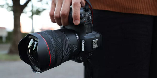 RF10-20mm F4 L IS STM - Person Holding EOS R5
