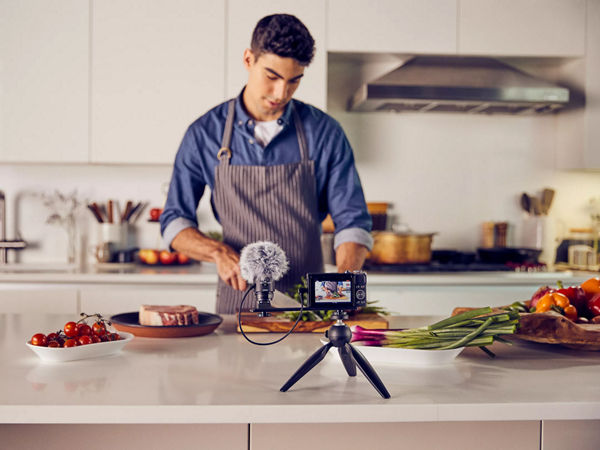  Vlogger making a meal