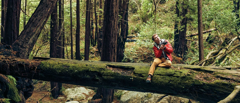 homme tenant un EOS RP en forêt