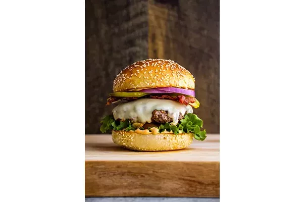 Image de nature morte d’un cheeseburger