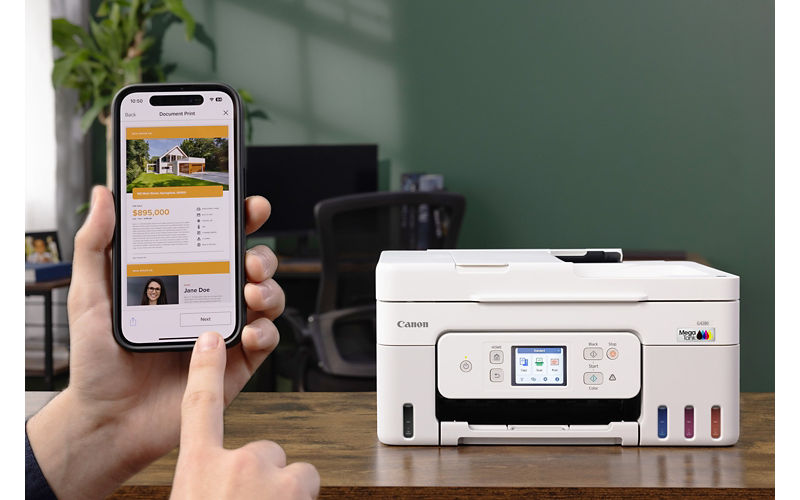 PIXMA G4280 - Personne tenant le téléphone à côté de l'imprimante