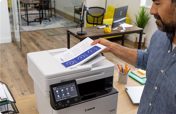 imageCLASS MF462dw - Personne utilisant un chargeur de papier pour numériser