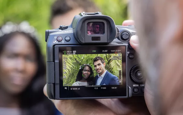 Écran LCD montrant un couple posant