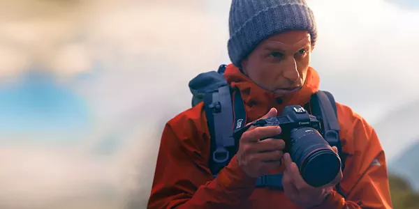 Homme prenant des photos à l’extérieur