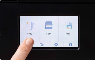 PIXMA TS9520a - Personne utilisant l’écran tactile