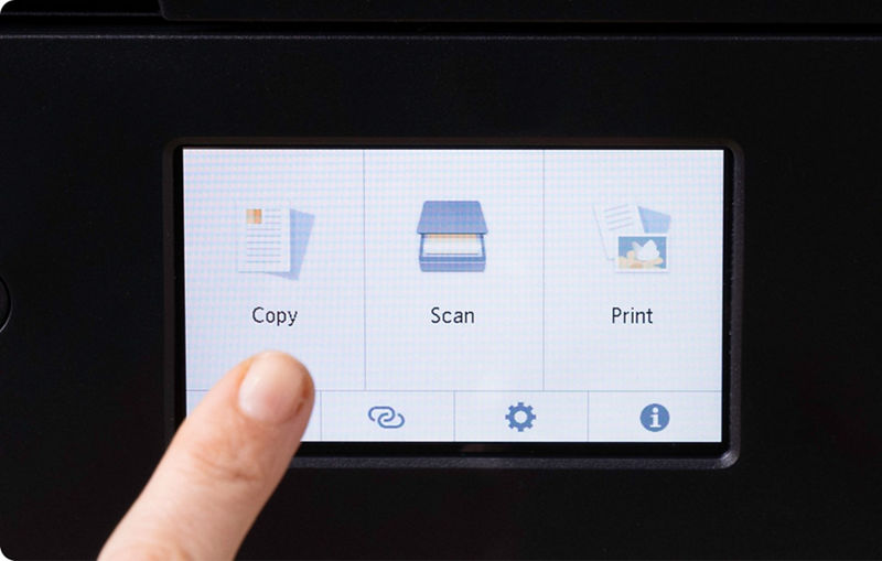 PIXMA TS9520a - Personne utilisant l’écran tactile