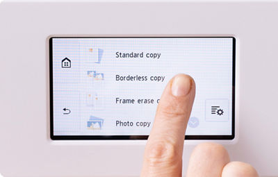  PIXMA TS9521Ca - Personne utilisant l’écran tactile
