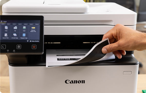 imageCLASS MF462dw - Personne saisissant des papiers imprimés