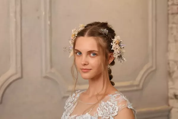 Femme en robe blanche