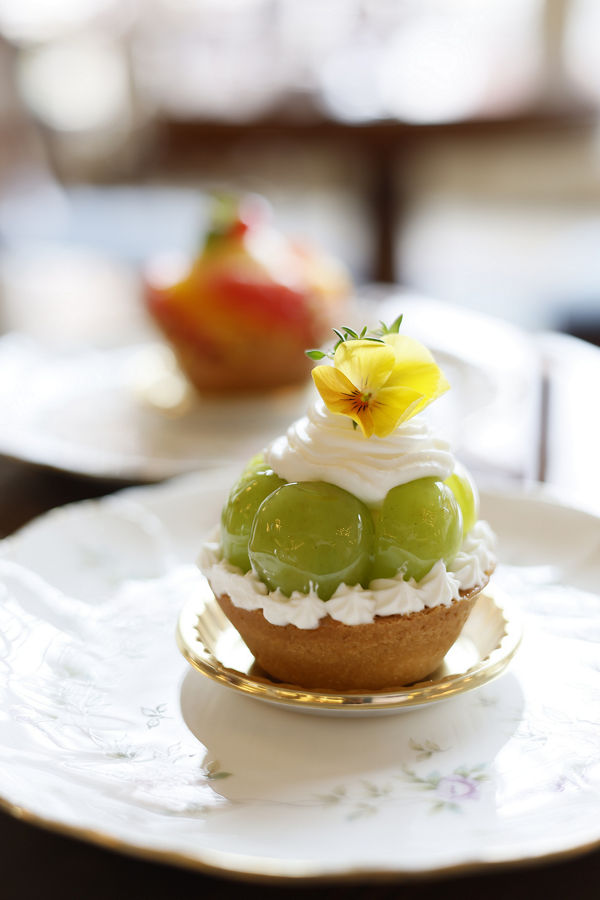 Tart with Whipped Cream and Grapes 