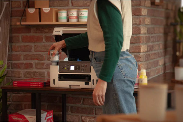  MAXIFY GX3020 - Personne remplissant un réservoir d’encre