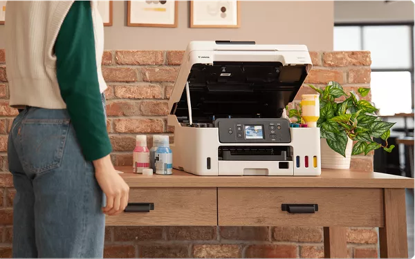  MAXIFY GX4020 - Personne rechargeant l’encre