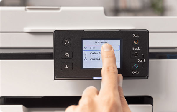 MAXIFY GX2020 - Personne utilisant l’écran tactile
