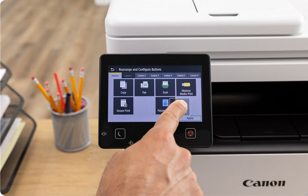 imageCLASS MF462dw - Personne utilisant l’écran tactile