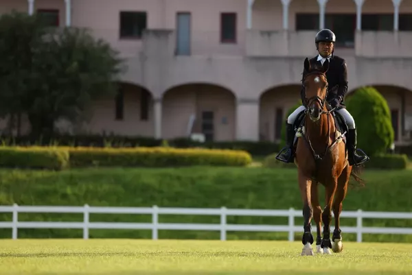 Jockey à cheval dans un champ