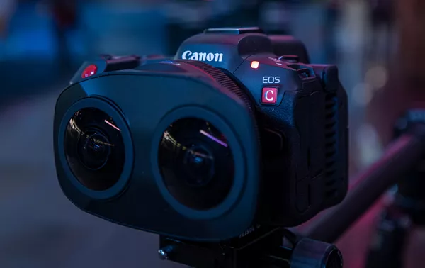 EOS R5 C avec double objectif fisheye