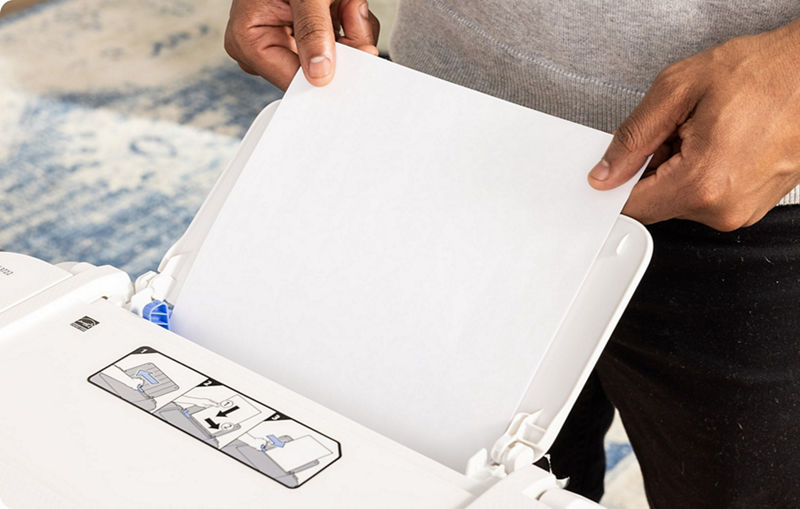 PIXMA TS3720 - Personne utilisant le bac à papier arrière