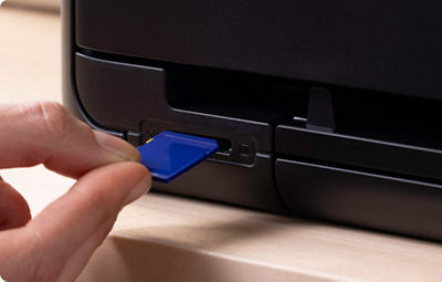 PIXMA TS9520a - Personne chargeant la carte SD