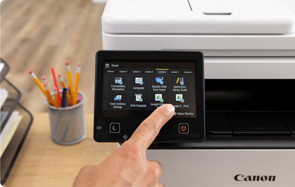 imageCLASS MF462dw - Personne utilisant l’écran tactile