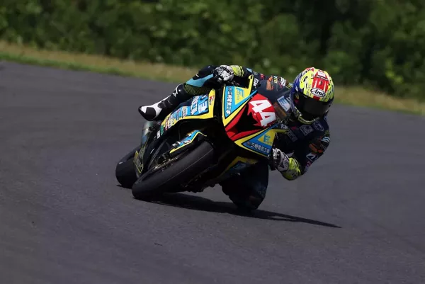 Moto de course faisant un virage
