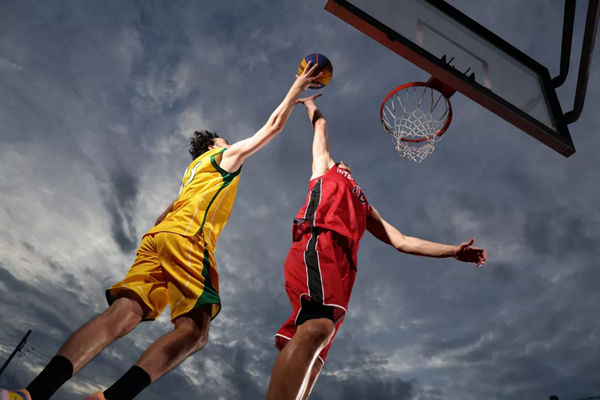 RF24-105mm F2.8 L IS USM Z - Joueurs de basket-ball jouant