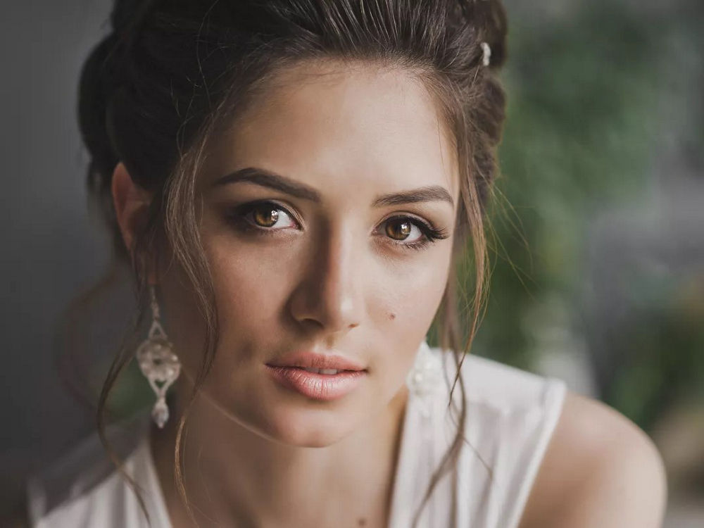 Close‑up portrait with shallow depth of field and soft background blur