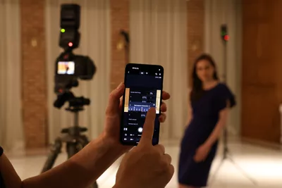 Demonstration of Controlling the Flash with a Smart Phone