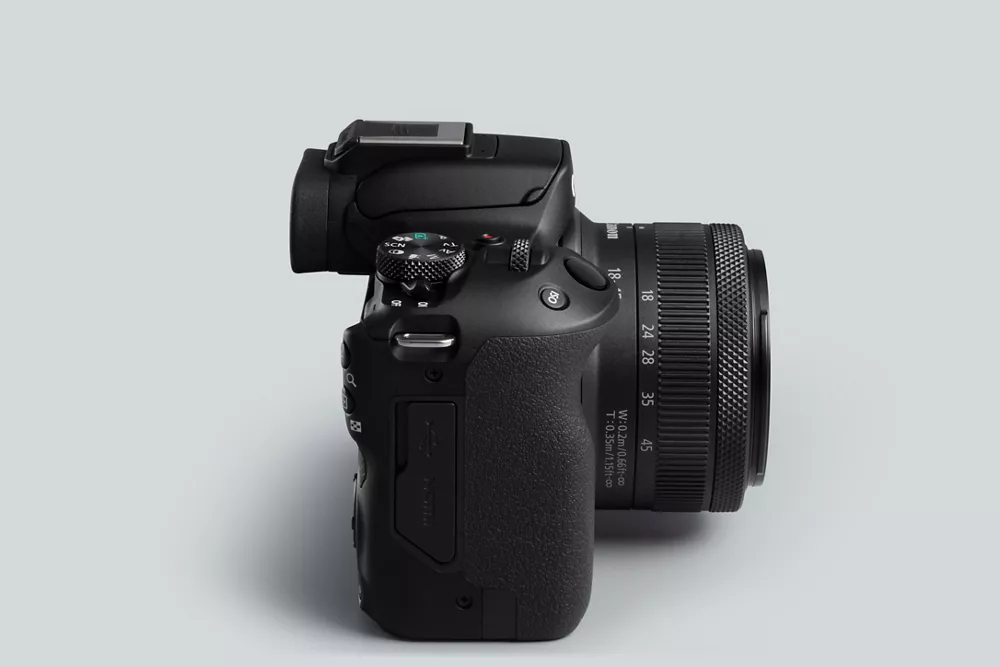 EOS R50 Displaying the Electronic Viewfinder