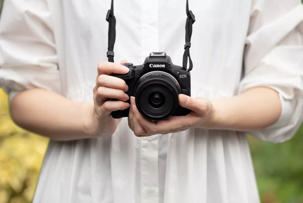 Personne tenant l’EOS R50