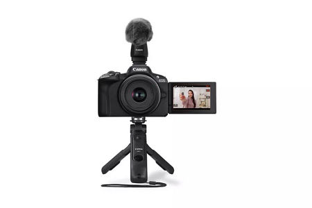  EOS R50 avec microphone sur un trépied