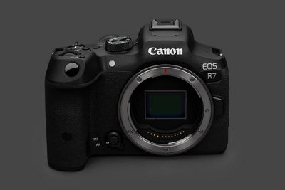 EOS R7