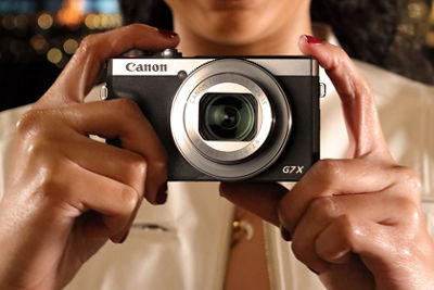 Person holding a G7X camera