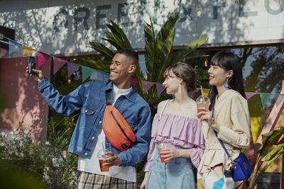 PowerShot V10 - Friends Taking a Selfie