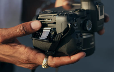 EOS R7 SD Card Slot being Shown