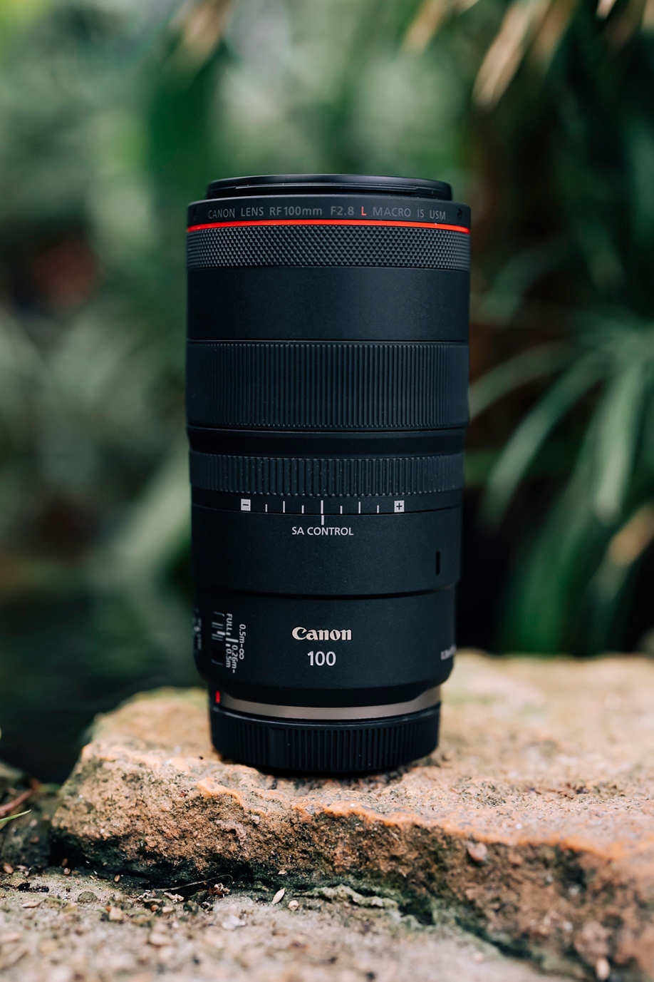 product shot of the rf100mm f2.8 l macro is usm