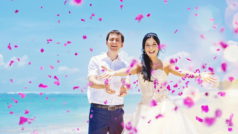 Marido y mujer soltando pétalos de flores