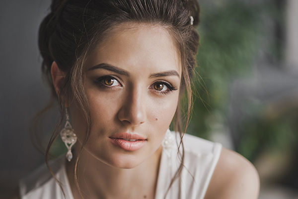 Close‑up portrait with shallow depth of field and natural background blur