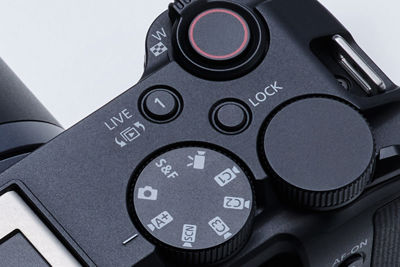Live Button on the EOS R50 V