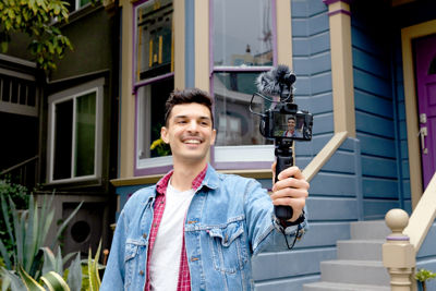 Man using the stereo microphone DM-E100