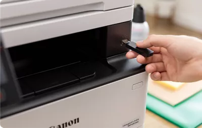 imageCLASS MF462dw - Person Plugging in a Flash Drive