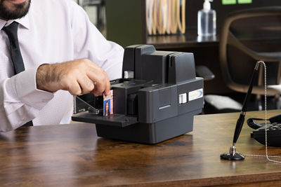 imageFORMULA CR-120 - 3 Quarter View of Person Scanning an ID