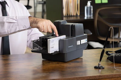 imageFORMULA CR-150 - Person Using Scanner