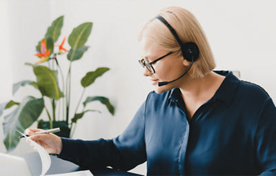 imageFORMULA DR-M1060II - Person with a Headset