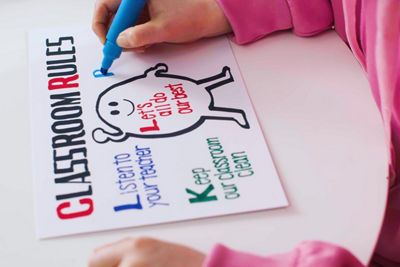 Persona usando un marcador en un cartel